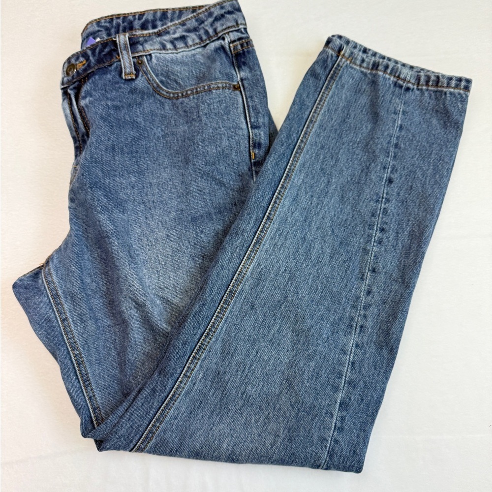Blue Straight Leg Jeans with Classic Denim Style
